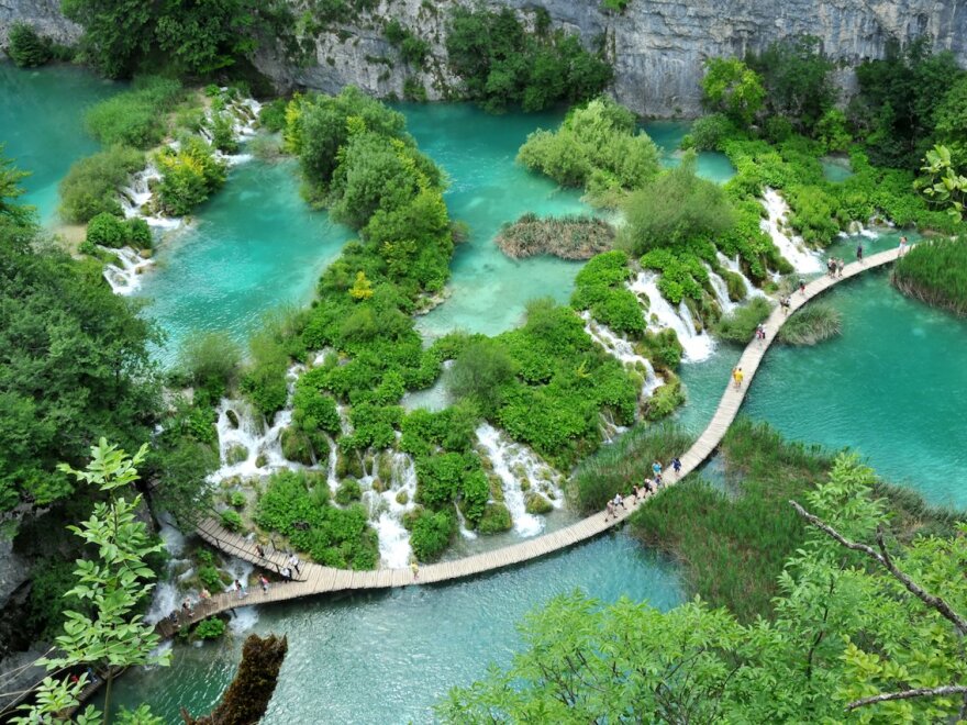 Τravel + Leisure: Σε ποιο ελληνικό νησί βρίσκεται η παραλία με τα πιο... γαλάζια νερά;