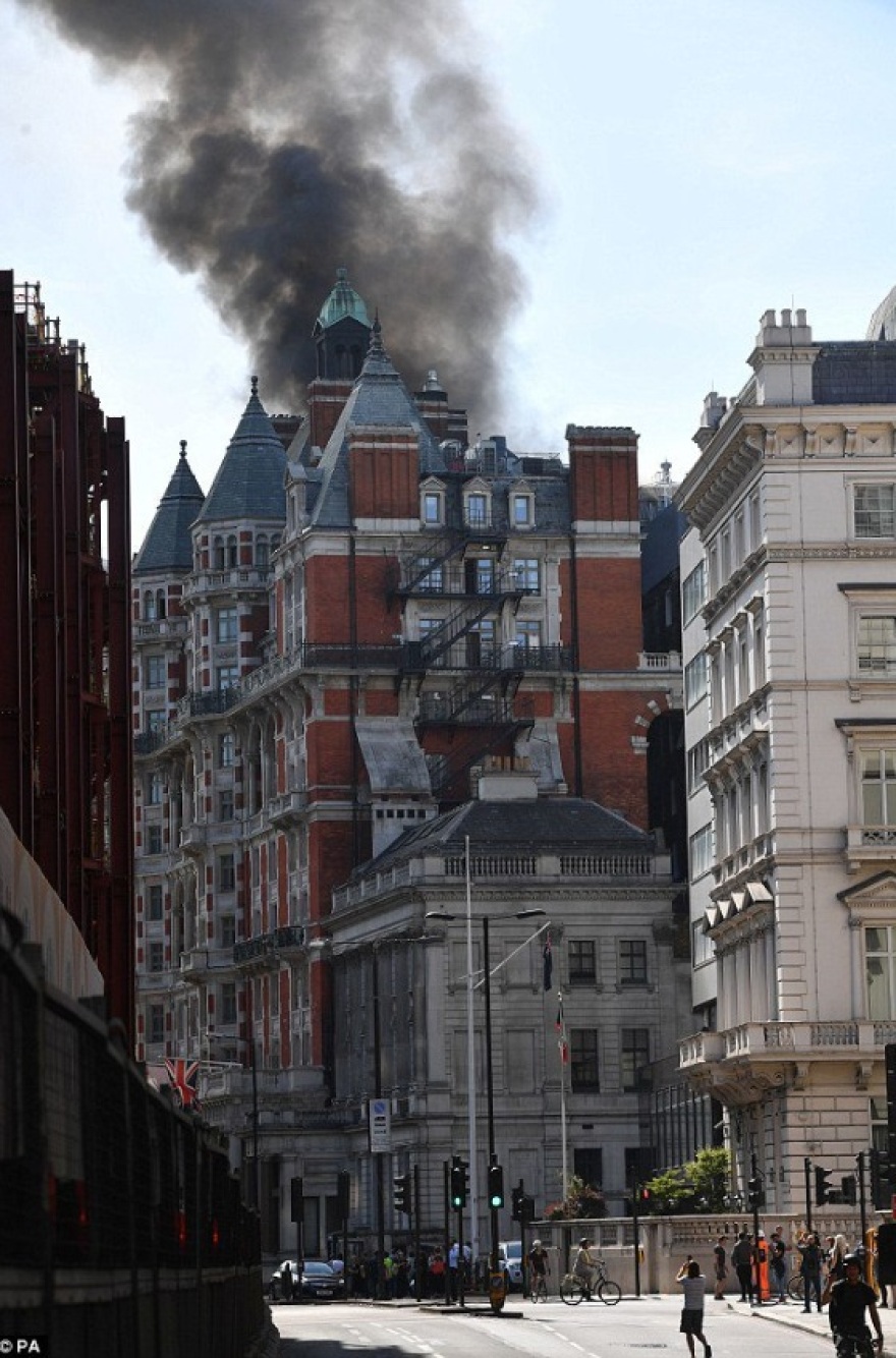 Tεράστια πυρκαγιά στο Mandarin του Λονδίνου, στο Knightsbridge