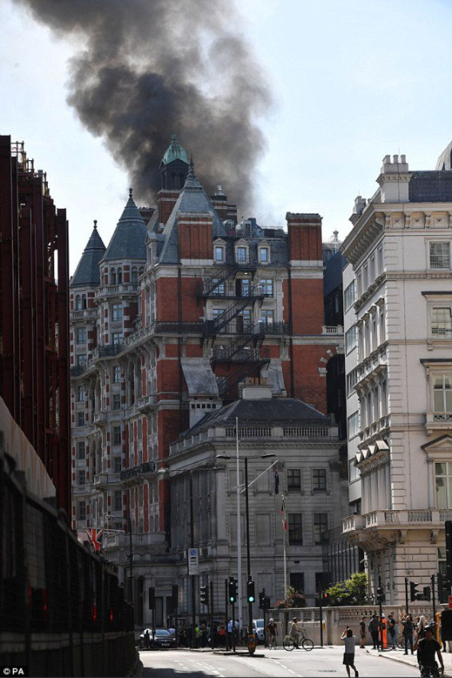 Tεράστια πυρκαγιά στο Mandarin του Λονδίνου, στο Knightsbridge