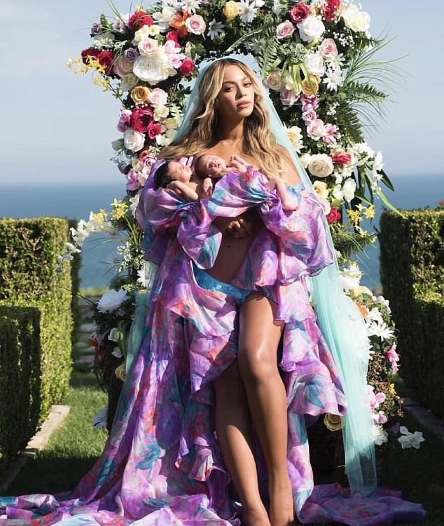 H Μπιγιονσέ ανοίγει τις συναυλίες της με τα δίδυμα αγκαλιά