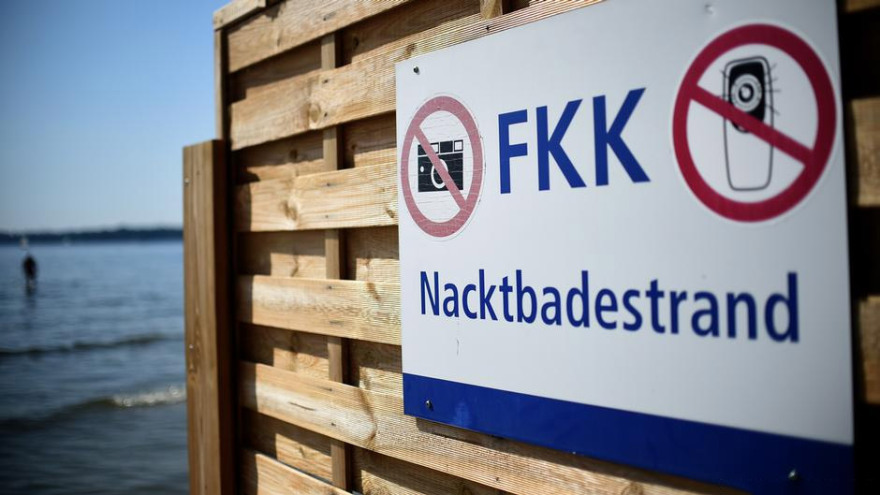 Γυμνισμός: Το κίνημα FKK δεν είναι πορνογραφία λένε οι Γερμανοί και εξηγούν γιατί βγάζουν τα ρούχα τους δημοσίως