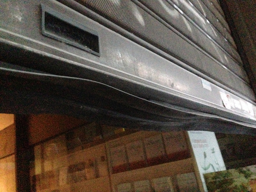 Βίντεο: Επίθεση κουκουλοφόρων στο γραφείο του Μιλτιάδη Βαρβιτσιώτη