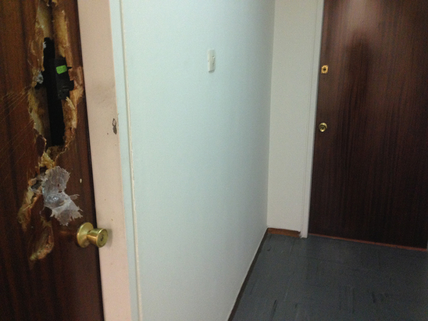 Βίντεο: Επίθεση κουκουλοφόρων στο γραφείο του Μιλτιάδη Βαρβιτσιώτη