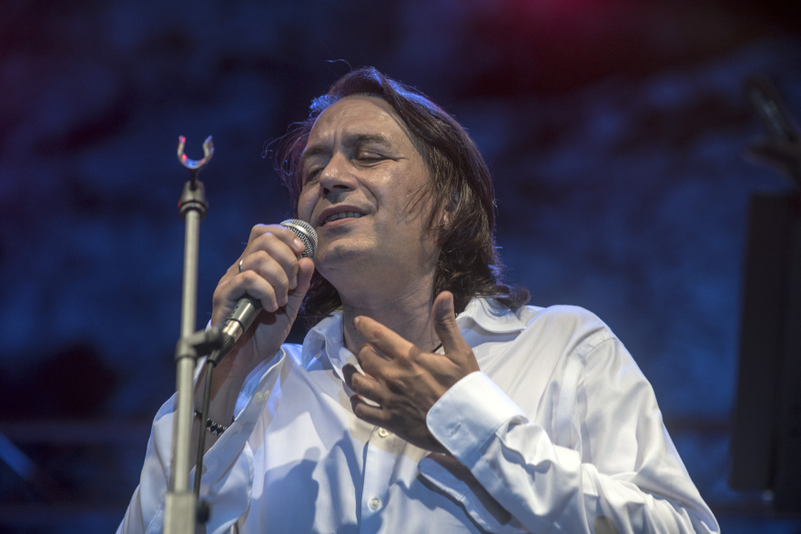 Η τελευταία συγκινητική συναυλία του Θάνου Μικρούτσικου - Δείτε βίντεο