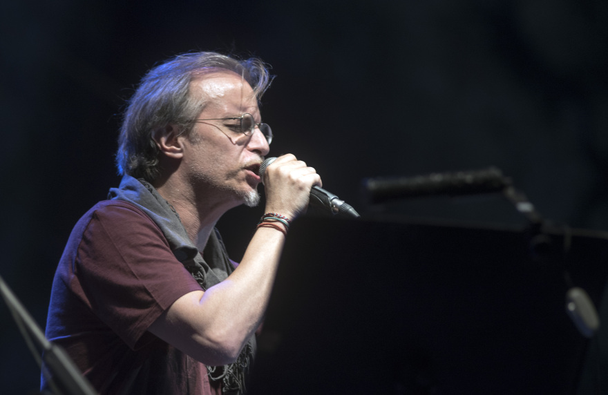 Η τελευταία συγκινητική συναυλία του Θάνου Μικρούτσικου - Δείτε βίντεο