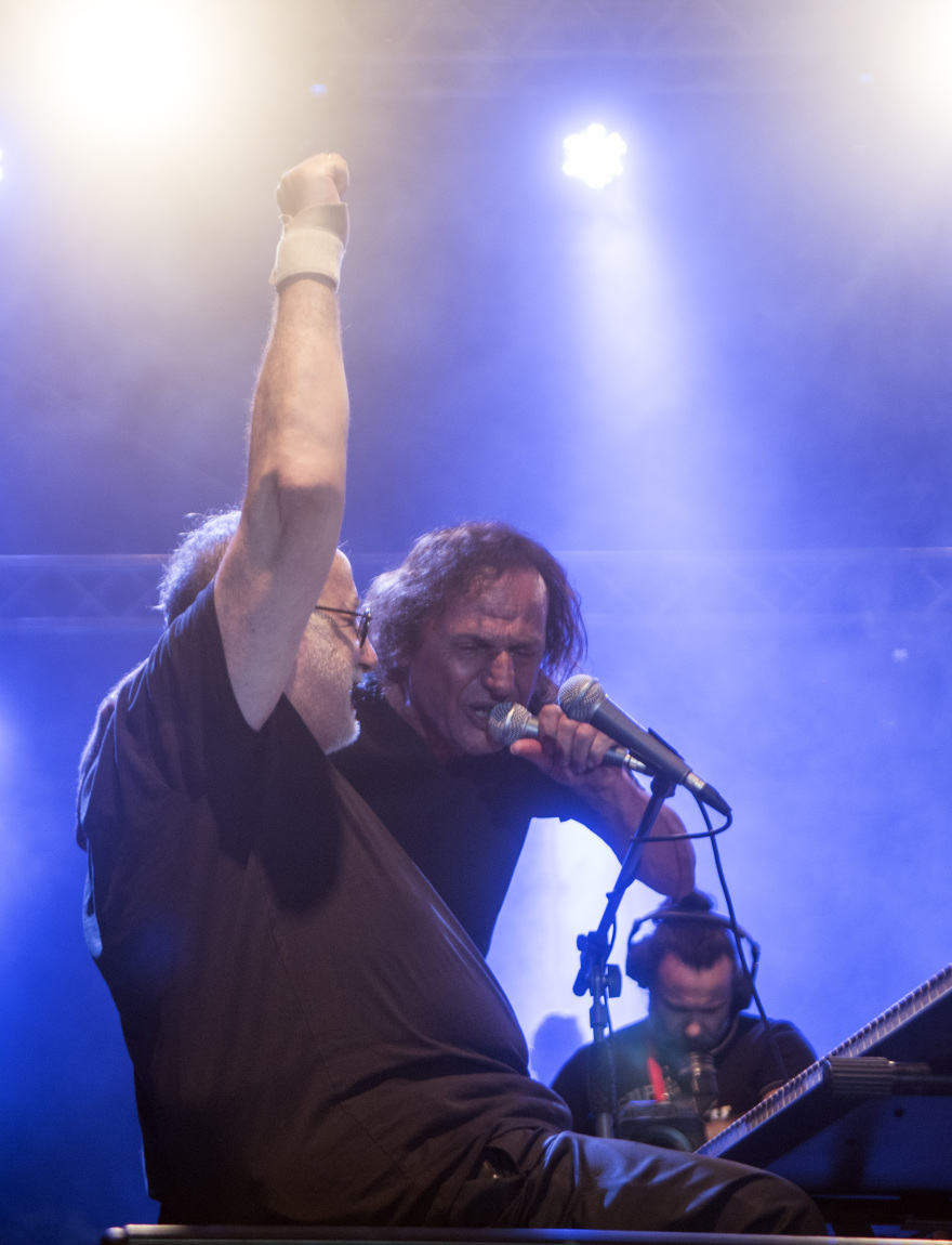 Η τελευταία συγκινητική συναυλία του Θάνου Μικρούτσικου - Δείτε βίντεο