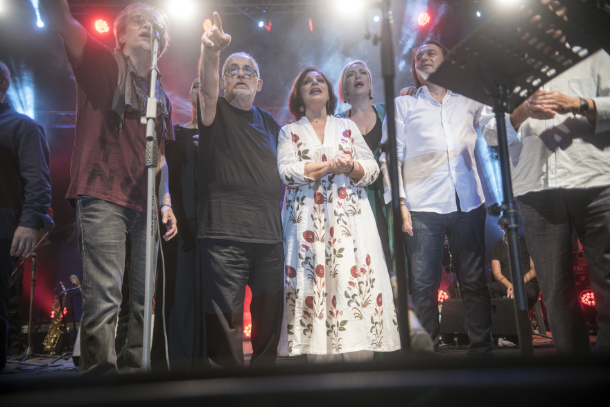 Η τελευταία συγκινητική συναυλία του Θάνου Μικρούτσικου - Δείτε βίντεο