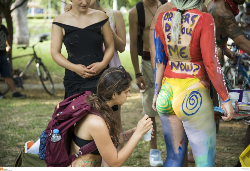 Βίντεο: Γυμνές... σούζες στους δρόμους της Θεσσαλονίκης