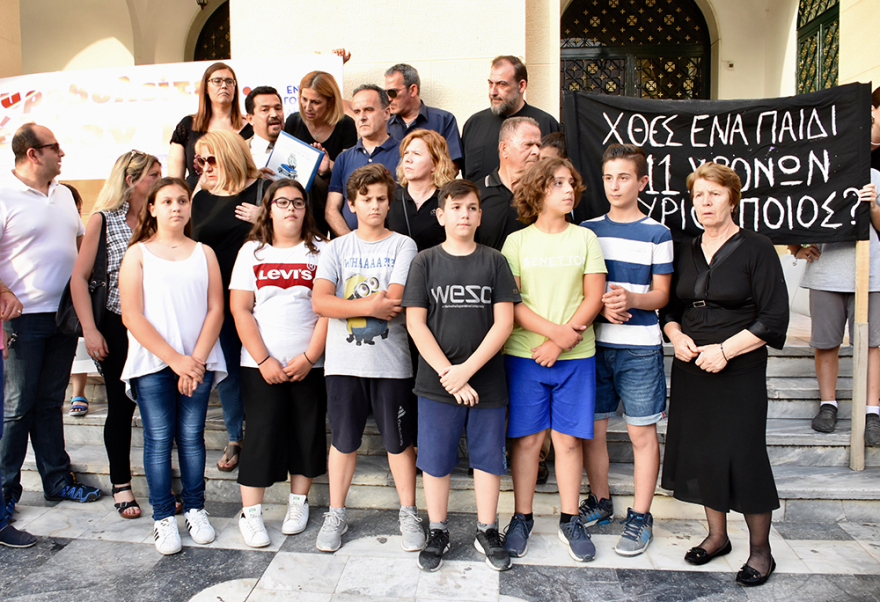 Διαδήλωση για τον 11χρονο Μάριο στο Μενίδι: Βρείτε τον δολοφόνο του παιδιού μας, φωνάζουν οι γονείς