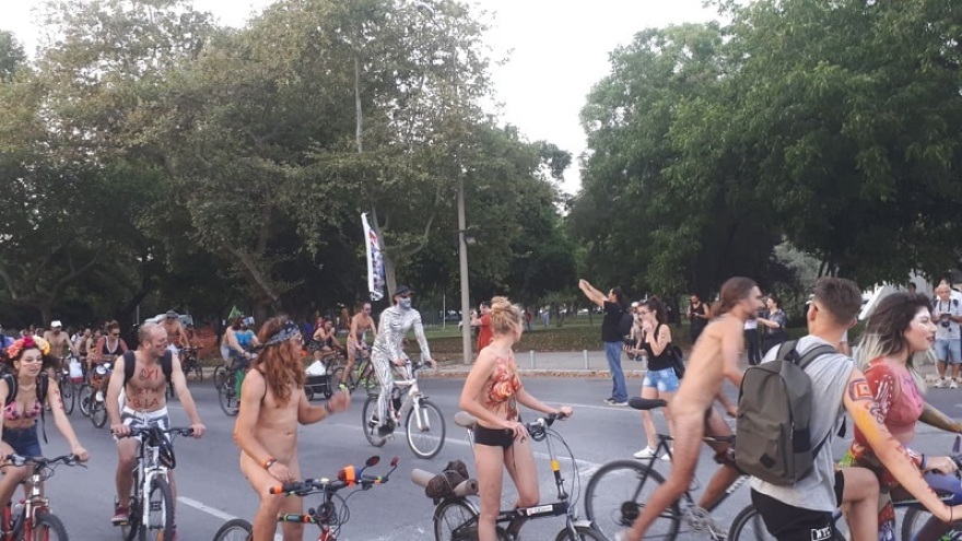 Βίντεο: Γυμνές... σούζες στους δρόμους της Θεσσαλονίκης