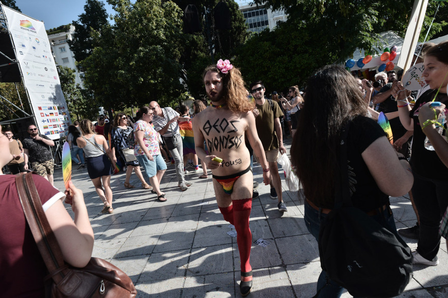 Βίντεο και φωτογραφίες: Στο ρυθμό του Athens Pride η πρωτεύουσα
