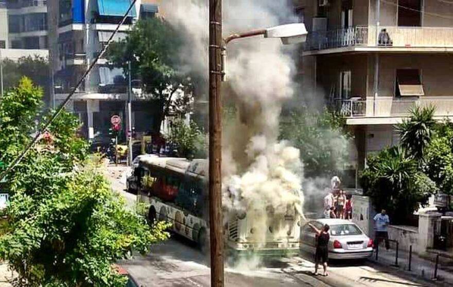 Φωτογραφίες: Πανικός στα Κάτω Πατήσια - Αστικό λεωφορείο τυλίχτηκε στις φλόγες!