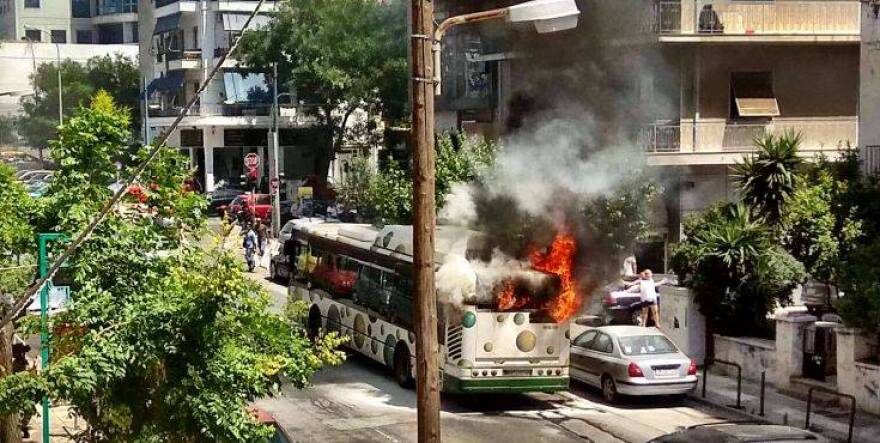 Φωτογραφίες: Πανικός στα Κάτω Πατήσια - Αστικό λεωφορείο τυλίχτηκε στις φλόγες!