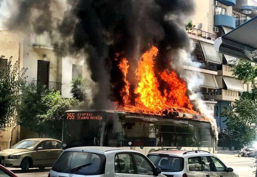 Φωτογραφίες: Πανικός στα Κάτω Πατήσια - Αστικό λεωφορείο τυλίχτηκε στις φλόγες!