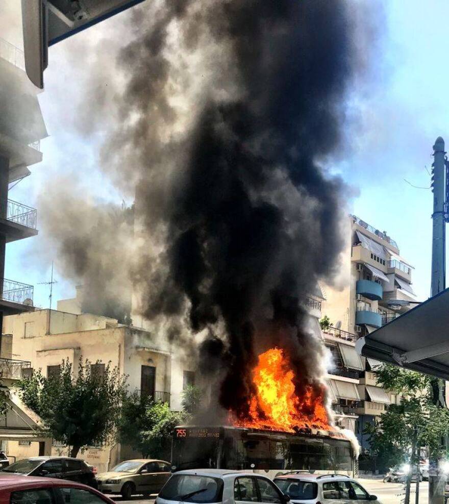 Φωτογραφίες: Πανικός στα Κάτω Πατήσια - Αστικό λεωφορείο τυλίχτηκε στις φλόγες!