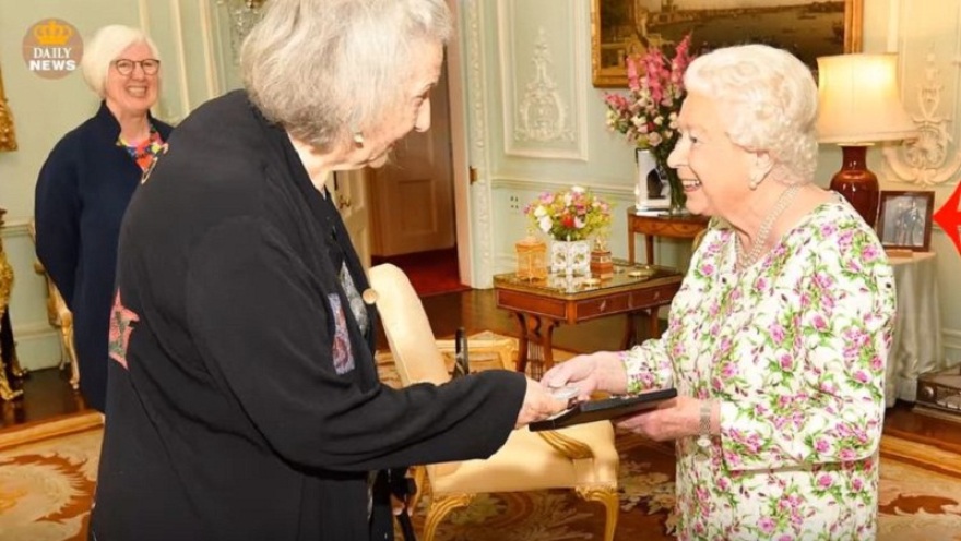  Η βασίλισσα Ελισάβετ «εξαφάνισε» από το Μπάκιγχαμ φωτογραφία με τη Μέγκαν Μαρκλ!