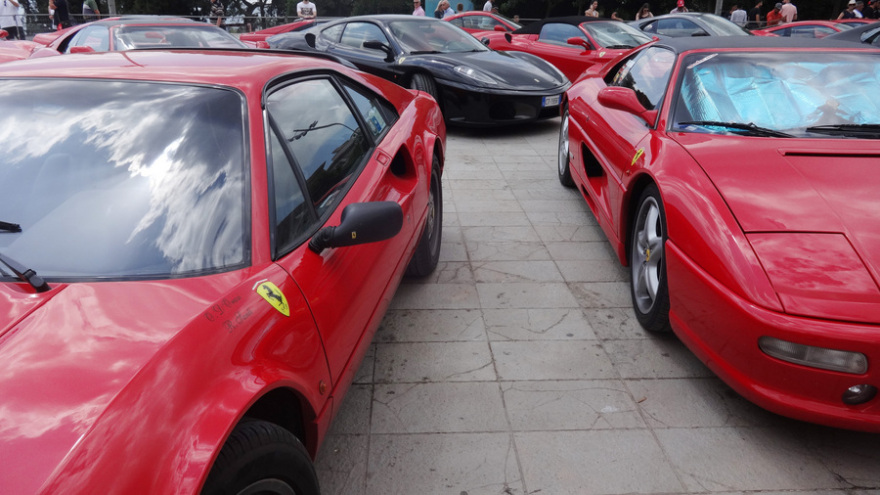 Τριάντα Ferrari «μαγεύουν» τους κατοίκους και τους επισκέπτες της Κέρκυρας 