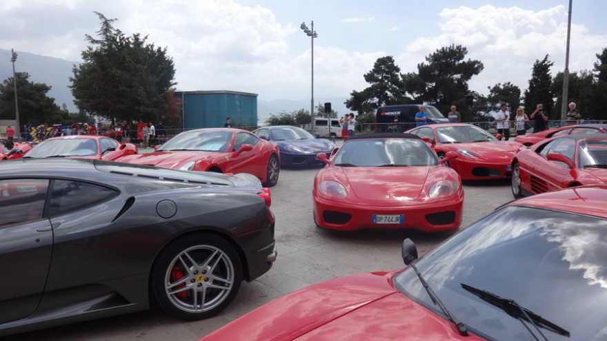 Τριάντα Ferrari «μαγεύουν» τους κατοίκους και τους επισκέπτες της Κέρκυρας 