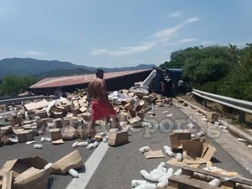 Φωτογραφίες: Ανατροπή νταλίκας στην Αθηνών-Λαμίας