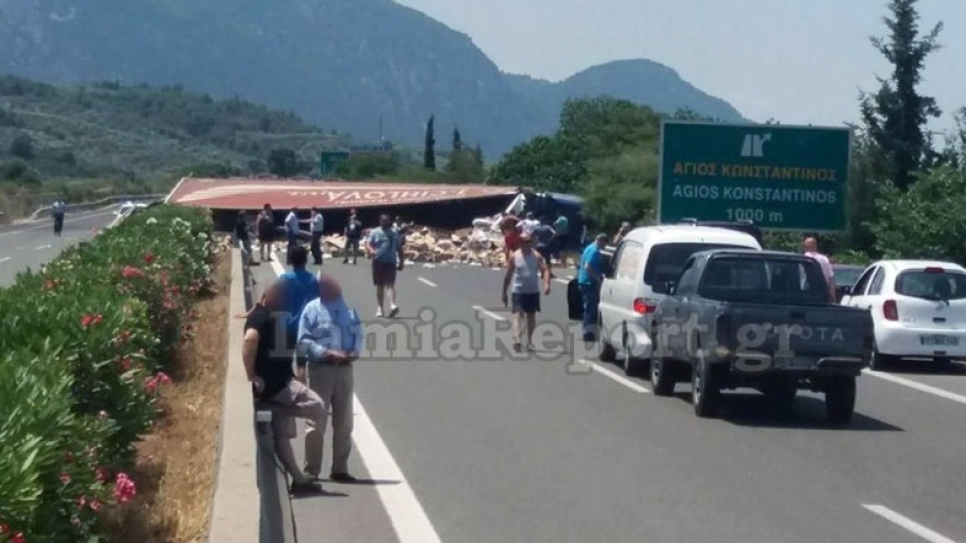 Φωτογραφίες: Ανατροπή νταλίκας στην Αθηνών-Λαμίας