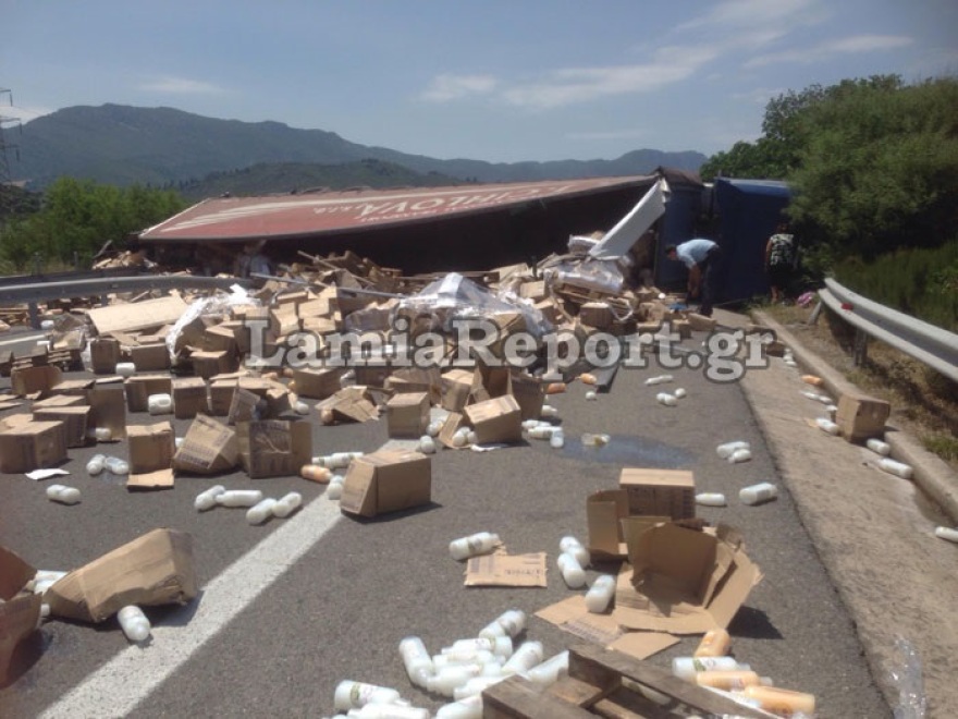 Φωτογραφίες: Ανατροπή νταλίκας στην Αθηνών-Λαμίας