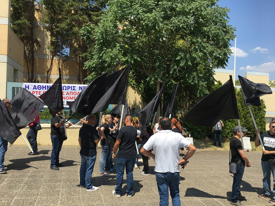 Διαμαρτυρία απολυμένων της ΕΥΔΑΠ έξω από το υπ. Μεταφορών και Δικτύων