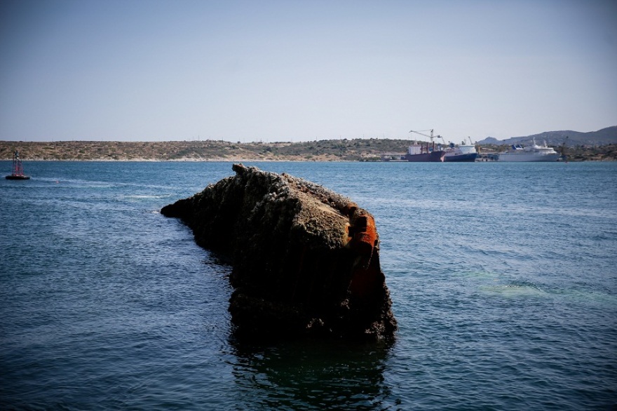 Πέραμα: Εντυπωσιακές εικόνες από την ανέλκυση του Corfu Island που βυθίστηκε το 1986