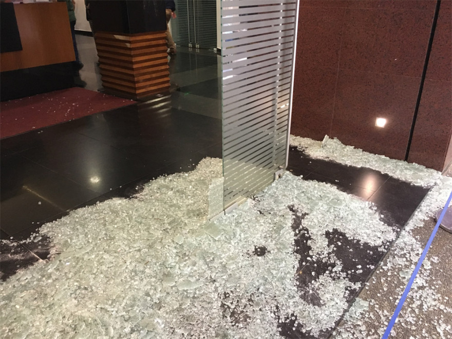 Επίθεση στην Ελληνοαμερικανική Ένωση: Έσπασαν την τζαμαρία με βαριοπούλες