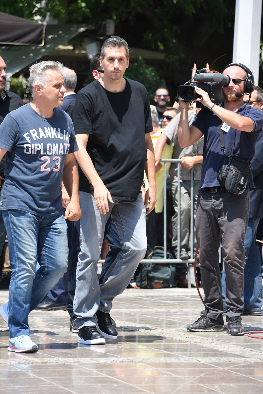 Τα δάκρυα της οικογένειας και το ατελείωτο χειροκρότημα στο ύστατο χαίρε για τον «κύριο Παύλο» 