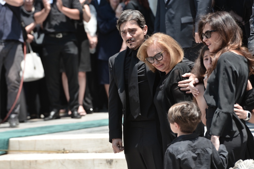 Τα δάκρυα της οικογένειας και το ατελείωτο χειροκρότημα στο ύστατο χαίρε για τον «κύριο Παύλο» 