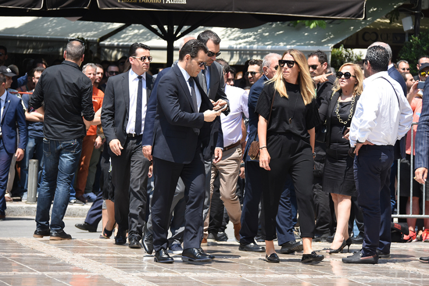 Τα δάκρυα της οικογένειας και το ατελείωτο χειροκρότημα στο ύστατο χαίρε για τον «κύριο Παύλο» 