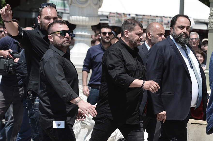 Τα δάκρυα της οικογένειας και το ατελείωτο χειροκρότημα στο ύστατο χαίρε για τον «κύριο Παύλο» 