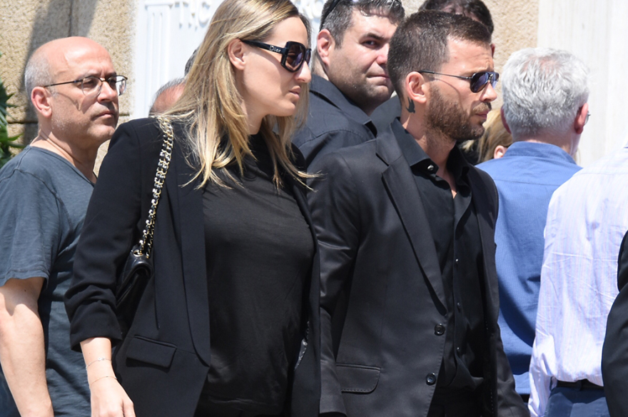 Τα δάκρυα της οικογένειας και το ατελείωτο χειροκρότημα στο ύστατο χαίρε για τον «κύριο Παύλο» 