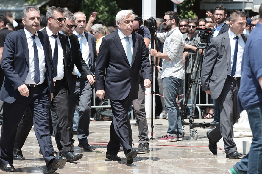 Τα δάκρυα της οικογένειας και το ατελείωτο χειροκρότημα στο ύστατο χαίρε για τον «κύριο Παύλο» 