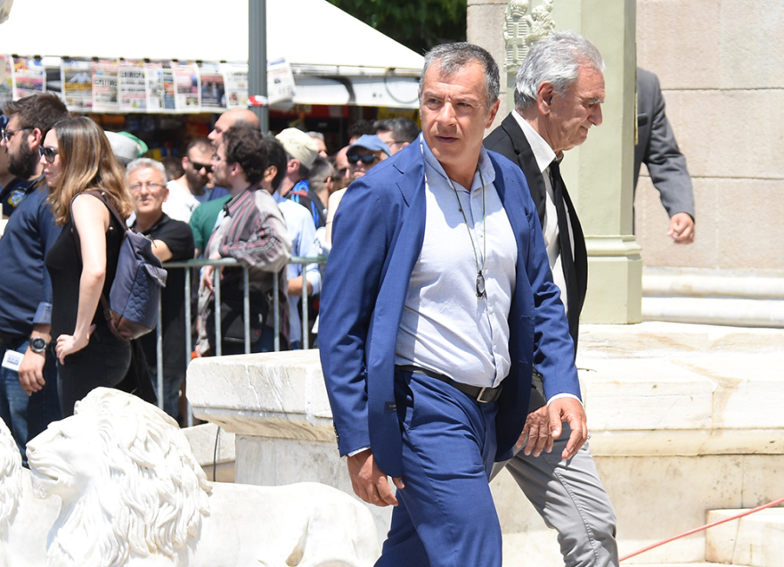 Τα δάκρυα της οικογένειας και το ατελείωτο χειροκρότημα στο ύστατο χαίρε για τον «κύριο Παύλο» 