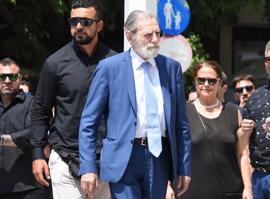 Τα δάκρυα της οικογένειας και το ατελείωτο χειροκρότημα στο ύστατο χαίρε για τον «κύριο Παύλο» 