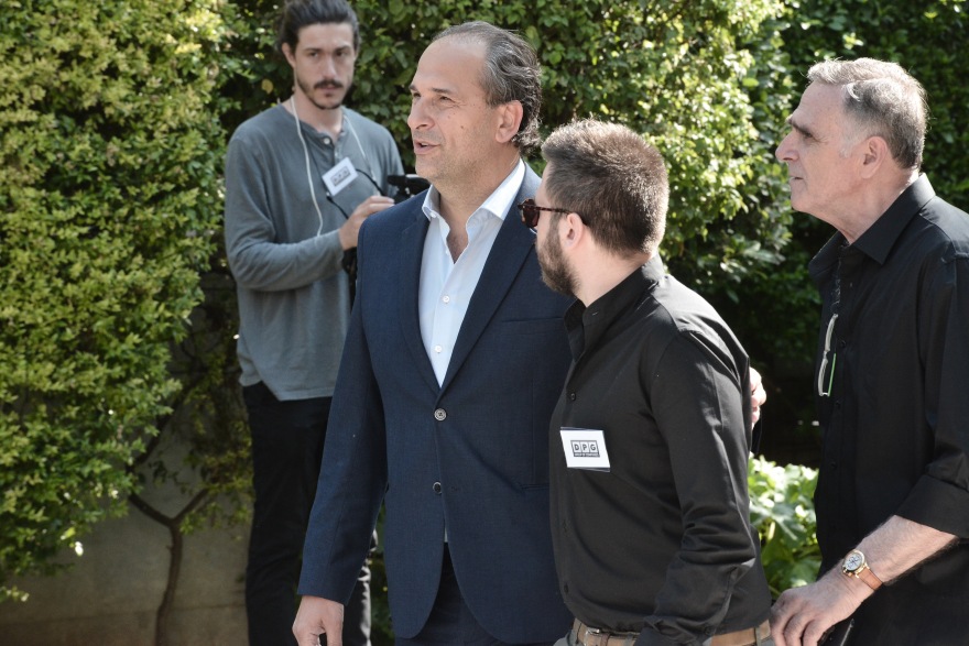 Τα δάκρυα της οικογένειας και το ατελείωτο χειροκρότημα στο ύστατο χαίρε για τον «κύριο Παύλο» 