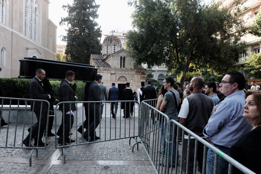 Τα δάκρυα της οικογένειας και το ατελείωτο χειροκρότημα στο ύστατο χαίρε για τον «κύριο Παύλο» 