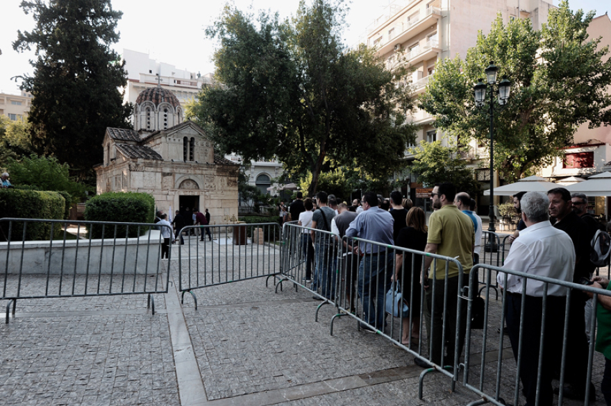 Τα δάκρυα της οικογένειας και το ατελείωτο χειροκρότημα στο ύστατο χαίρε για τον «κύριο Παύλο» 