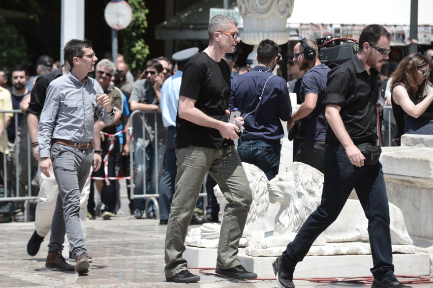 Τα δάκρυα της οικογένειας και το ατελείωτο χειροκρότημα στο ύστατο χαίρε για τον «κύριο Παύλο» 