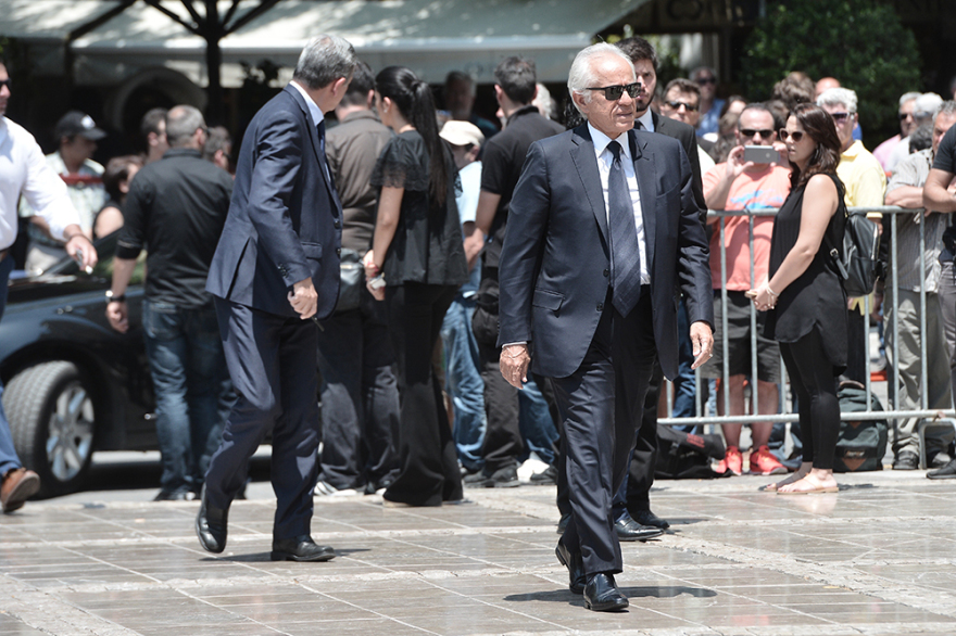 Τα δάκρυα της οικογένειας και το ατελείωτο χειροκρότημα στο ύστατο χαίρε για τον «κύριο Παύλο» 