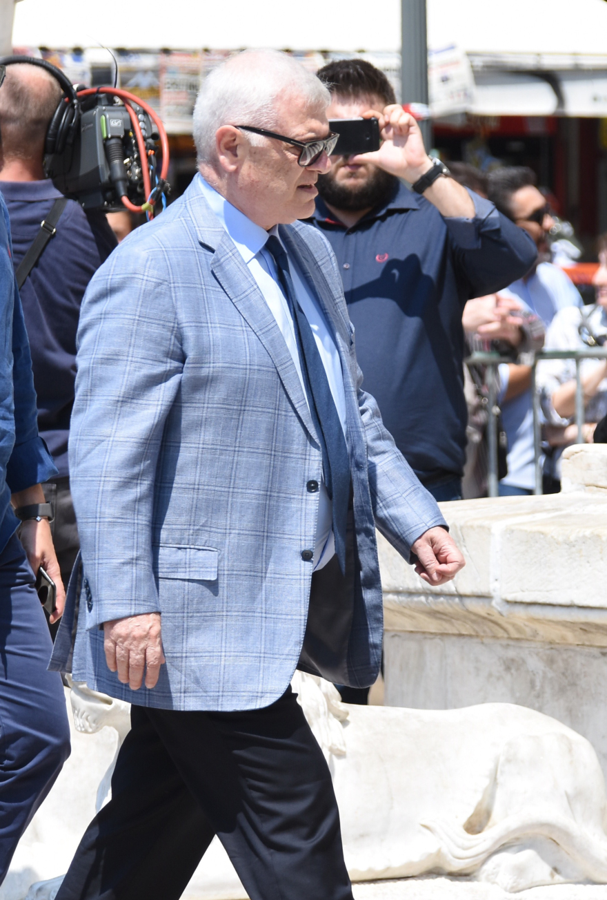 Τα δάκρυα της οικογένειας και το ατελείωτο χειροκρότημα στο ύστατο χαίρε για τον «κύριο Παύλο» 