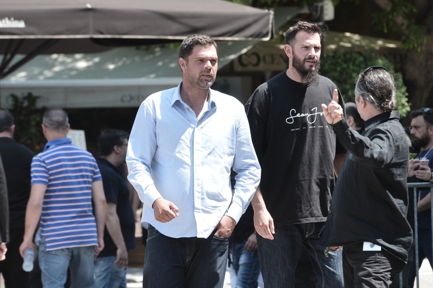 Τα δάκρυα της οικογένειας και το ατελείωτο χειροκρότημα στο ύστατο χαίρε για τον «κύριο Παύλο» 