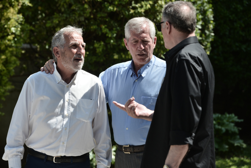 Τα δάκρυα της οικογένειας και το ατελείωτο χειροκρότημα στο ύστατο χαίρε για τον «κύριο Παύλο» 