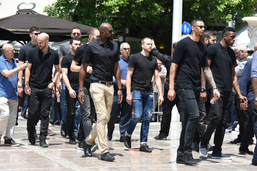 Τα δάκρυα της οικογένειας και το ατελείωτο χειροκρότημα στο ύστατο χαίρε για τον «κύριο Παύλο» 