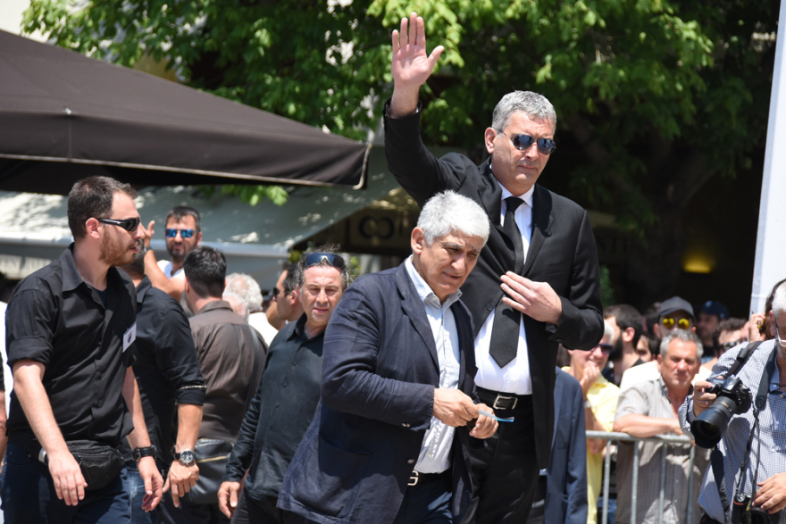 Τα δάκρυα της οικογένειας και το ατελείωτο χειροκρότημα στο ύστατο χαίρε για τον «κύριο Παύλο» 