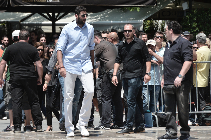 Τα δάκρυα της οικογένειας και το ατελείωτο χειροκρότημα στο ύστατο χαίρε για τον «κύριο Παύλο» 