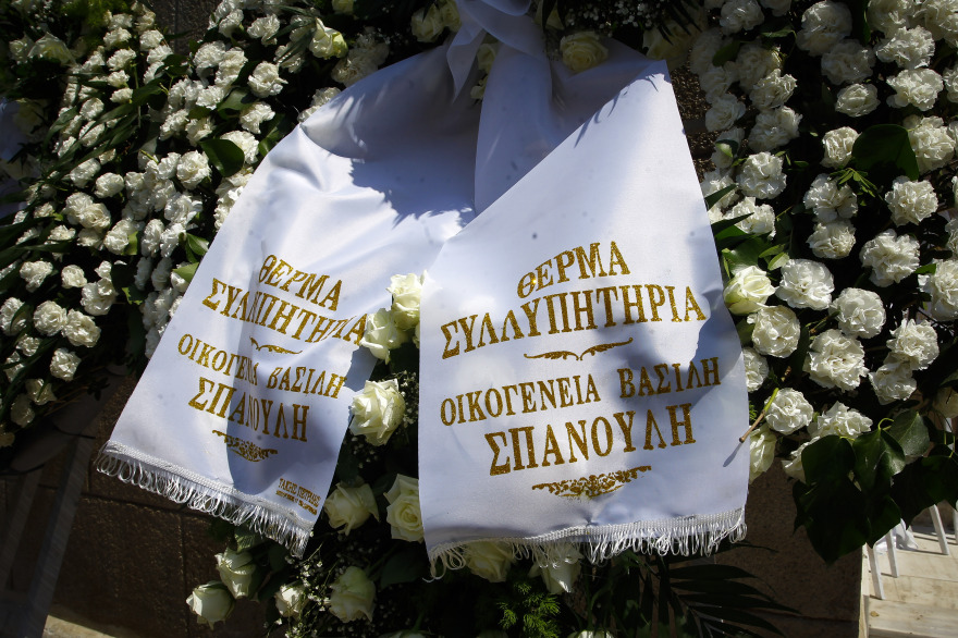 Τα δάκρυα της οικογένειας και το ατελείωτο χειροκρότημα στο ύστατο χαίρε για τον «κύριο Παύλο» 