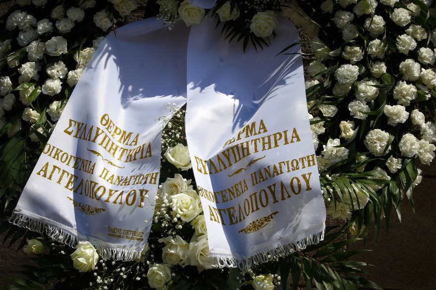 Τα δάκρυα της οικογένειας και το ατελείωτο χειροκρότημα στο ύστατο χαίρε για τον «κύριο Παύλο» 