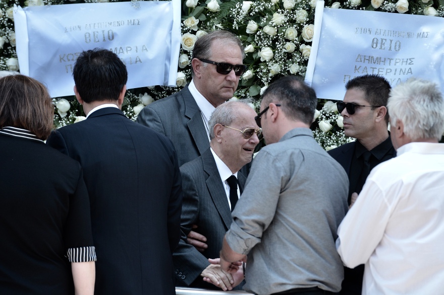 Τα δάκρυα της οικογένειας και το ατελείωτο χειροκρότημα στο ύστατο χαίρε για τον «κύριο Παύλο» 